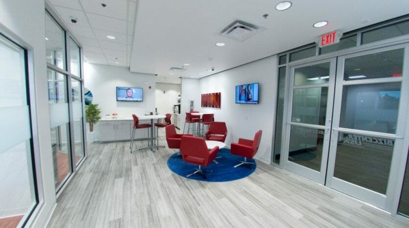 Lounge area with multiple tables and seats in Bizcenter USA